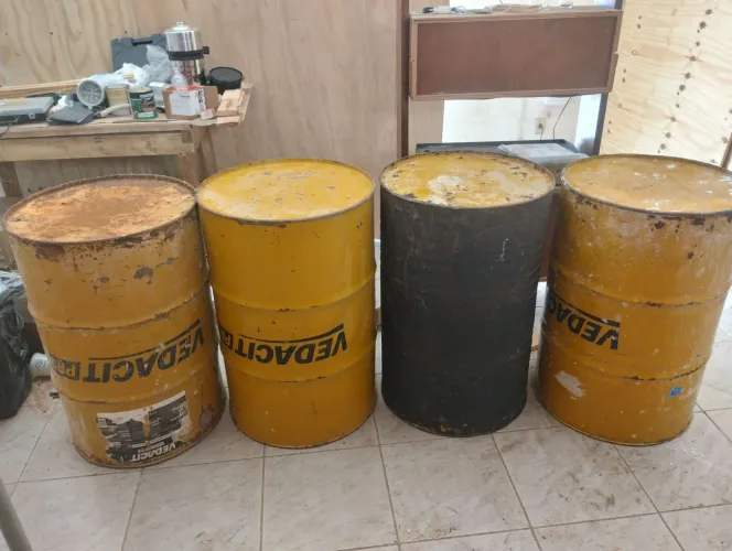 Tambor de óleo. Vendo os 4 por 80,00