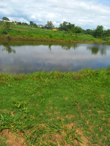 Sitio em cesario lange 2 alqueires com lago e rio no fundo topografia plana, terra vermelh