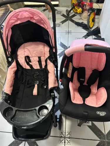Carrinho de bebê e bebê conforto da cosco rosa