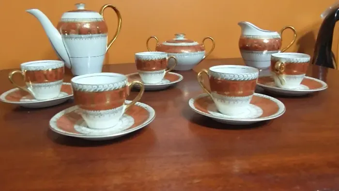 Belo jogo de café , muito antigo em porcelana