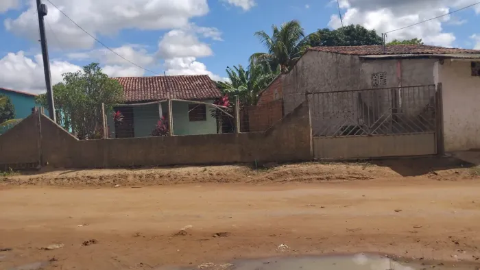 Casa com pequeno terreno no fundo para plantio