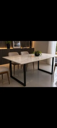 Mesa de mármore com pés de Metalon 