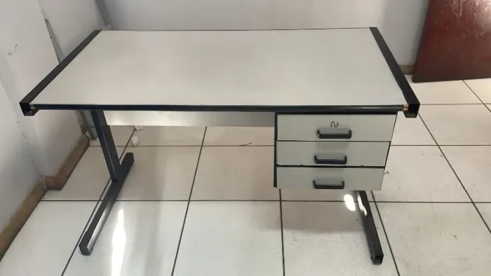 Mesa de escritório com 3 gavetas