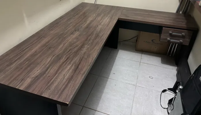 Mesa de escritório em L