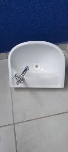 Pia de banheiro de louça 