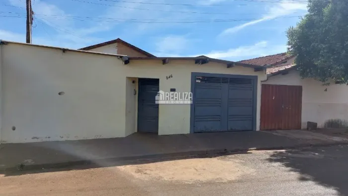 Casa com 4 Quarto(s) e 2 banheiro(s) para Alugar, 10 m² por R$ 1350 / Mês
