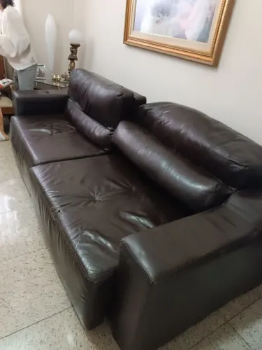 Sofá couro marrom retrátil 