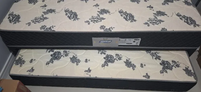 Cama solteiro com colchão auxiliar