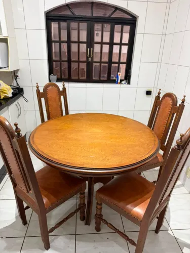 Mesa de Madeira maciça de 4 lugares