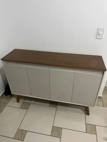 Buffet 4 portas branco com tampo amadeirado