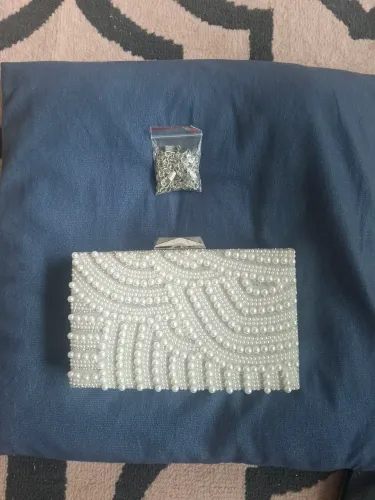 Bolsa CLUTCH em pérolas.
