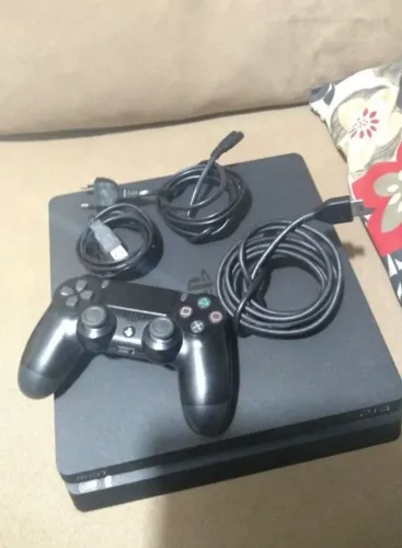 PlayStation 4 (PS4) Slim/Pro [Inserir Armazenamento: ex: 500GB / 1TB] + Jogos e Controles