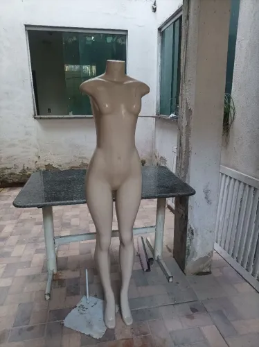manequim feminino de corpo inteiro com cerca de 1,60 m de altura