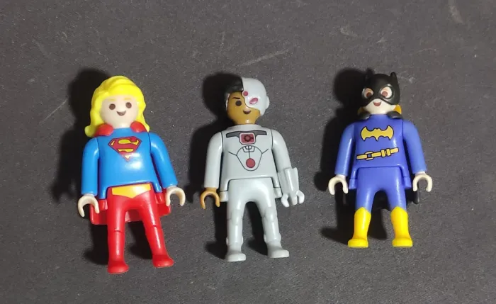 Supergirl, Cyborg, Batgirl - Colecionáveis Kinder Ovo DC Playmobil