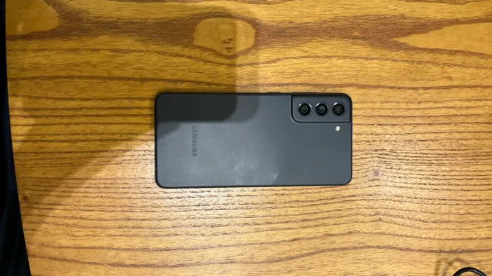 Samsung S21 FE com capinha e carregador 