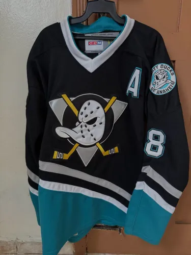 CAMISA BLUSA DE HOCKEY MIGHTY DUCKS ?SUPER PATOS?, ORIGINAL, NOVO