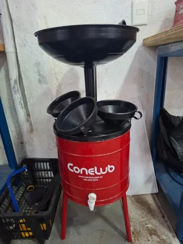 Pingador de óleo com funil