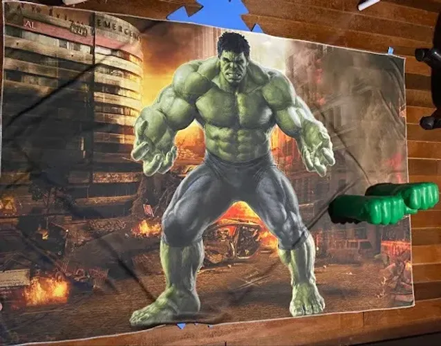 Kit Festa Hulk - Painel Gigante (1,66m) + Mãos de Espuma Hulk