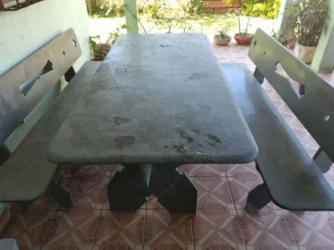 Mesa de ardosia com 2 bancos, medidas 2 m de comprimento e 90 cm de largura.