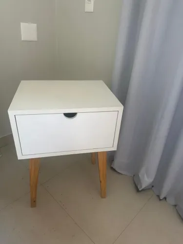 2 mesas de cabeceira