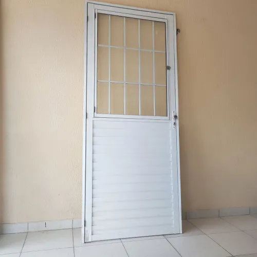 Porta Alumínio c/Basculante branca