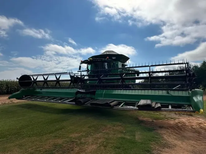 COLHEITADEIRA JOHN DEERE