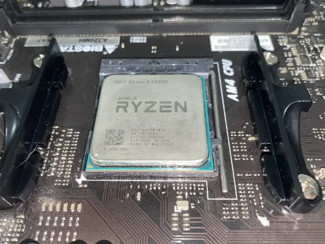 Processador AMD Ryzen 5 3400G 4.2GHz AM4 (S/Fan)