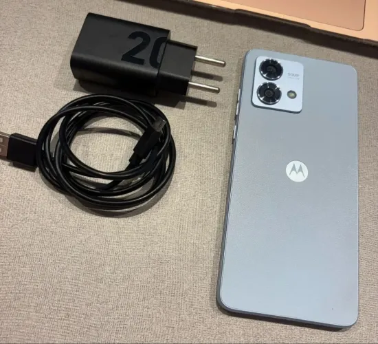 Vendo ou troco moto g84 saiu da garantia por esse dias 256gb zerado sem marcas de uso 