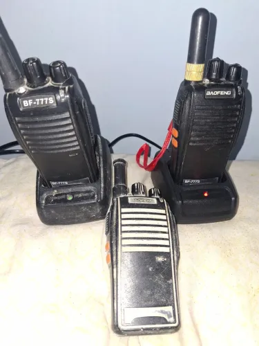 3 RÁDIOS COMUNICADORES COM 2 CARREGADORES