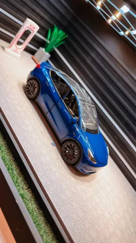 Miniatura Tesla Model Y 1:24 s/cx