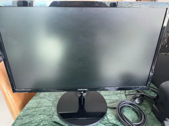 Computador Core i3 8GB RAM 110GB HD Monitor + Desktop. Windows 10 