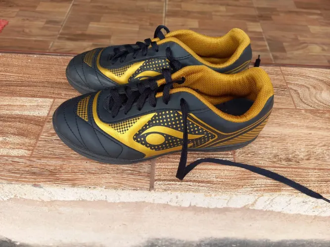 Chuteiras: Dourada Dsix , campo tam 39/40. Preta umbro quadra tam 39/40