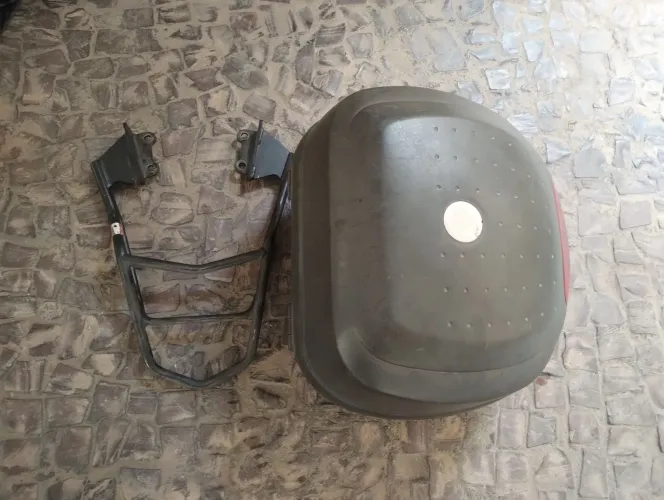 Kit para moto - Baú com suporte de ferro, capacete, roupa chuva