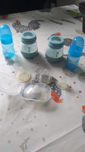 Vendo mamadeira Mam Easy 130ml azul ,bico de silicone mam , duas chuquinhas da kuka .