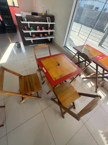 Vendo jogos de mesa com cadeira