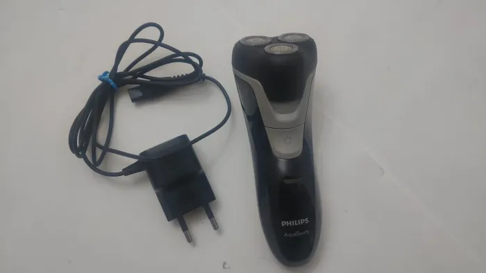 Barbeador Philips aquatouch bateria viciada necessita de reparos nela.