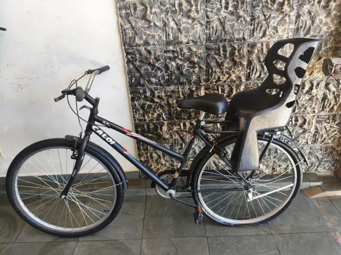 Bicicleta com assento infantil.