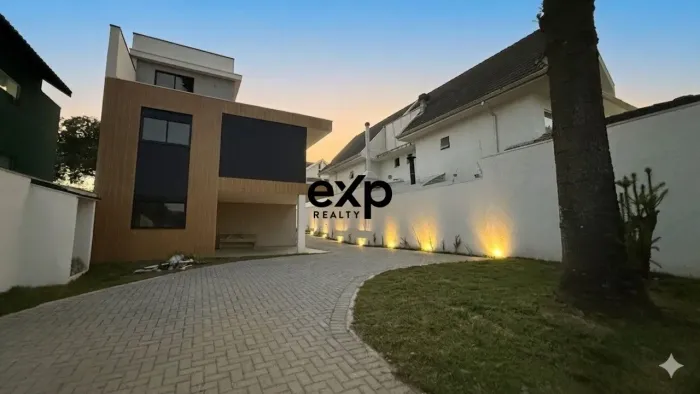 Lindo Sobrado/Triplex Novo à venda em Curitiba no bairro Cajuru!!