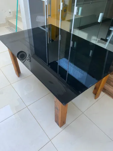 Vendo mesa pés de madeira e tampo de vidro