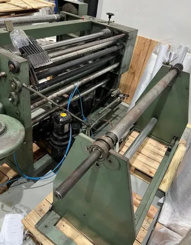 Cortadeira Ibirama 1.100mm, 3 eixos pneumáticos, alinhador eletrônico, faca e gileteiro