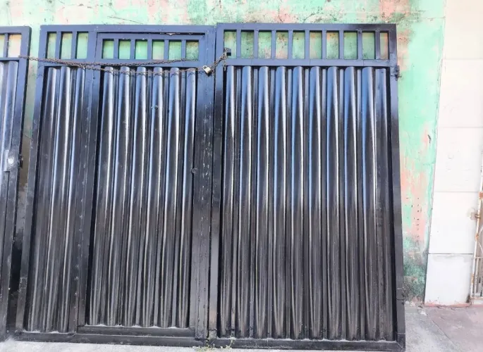 PORTÃO DE FERRO COM SOCIAL 240 X 210<br>R$ 899,00
