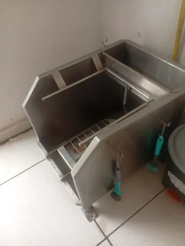 Lava Botas e Pia sanitária 
