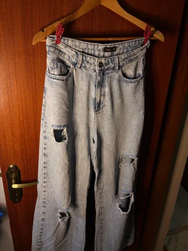 calca jeans com rasgos