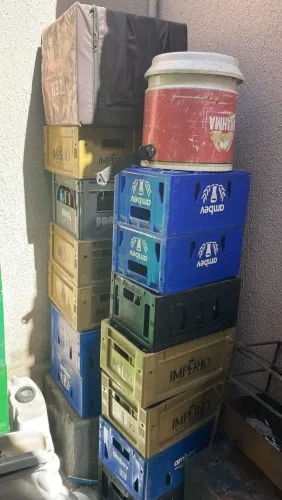 Caixas com cascos de cerveja e refrigerante 