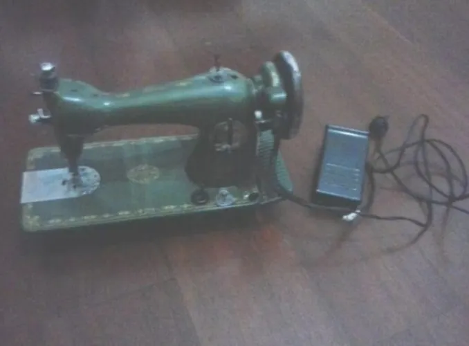 Máquina De Costura Minerva Antiga!!
