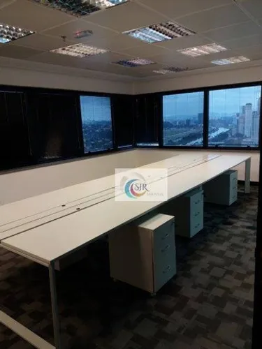 Sala comercial de 284 m² com 10 vagas de garagem, piso elevado com carpete, forro modular 