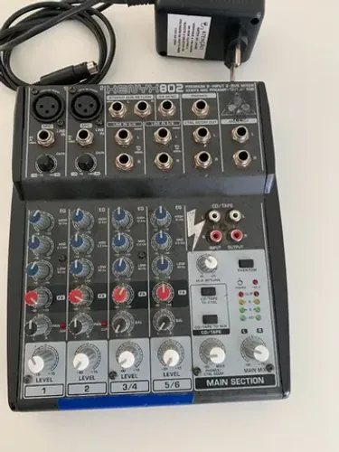 Mesa de som Behringher Xenyx 802