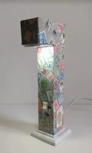 Abajur decorativo com tomadas extras. Bivolt.