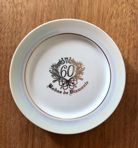 Prato Furta-cor de Porcelana com Detalhes Dourados - Bodas de Diamante
