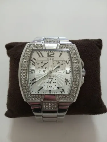 Relógio Guess prateado com strass
